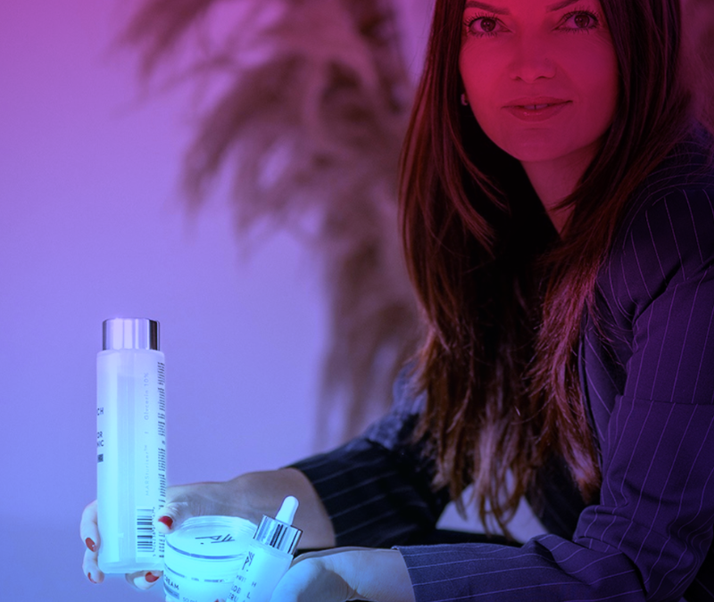 bizneswoman trzymająca swoje kosmetyki w ręku