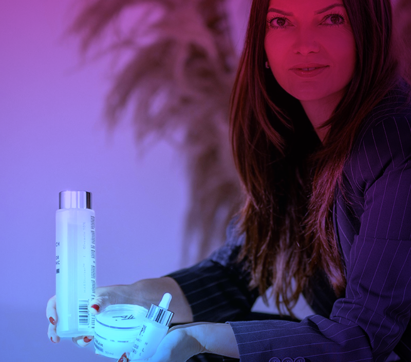 bizneswoman trzymająca swoje kosmetyki w ręku